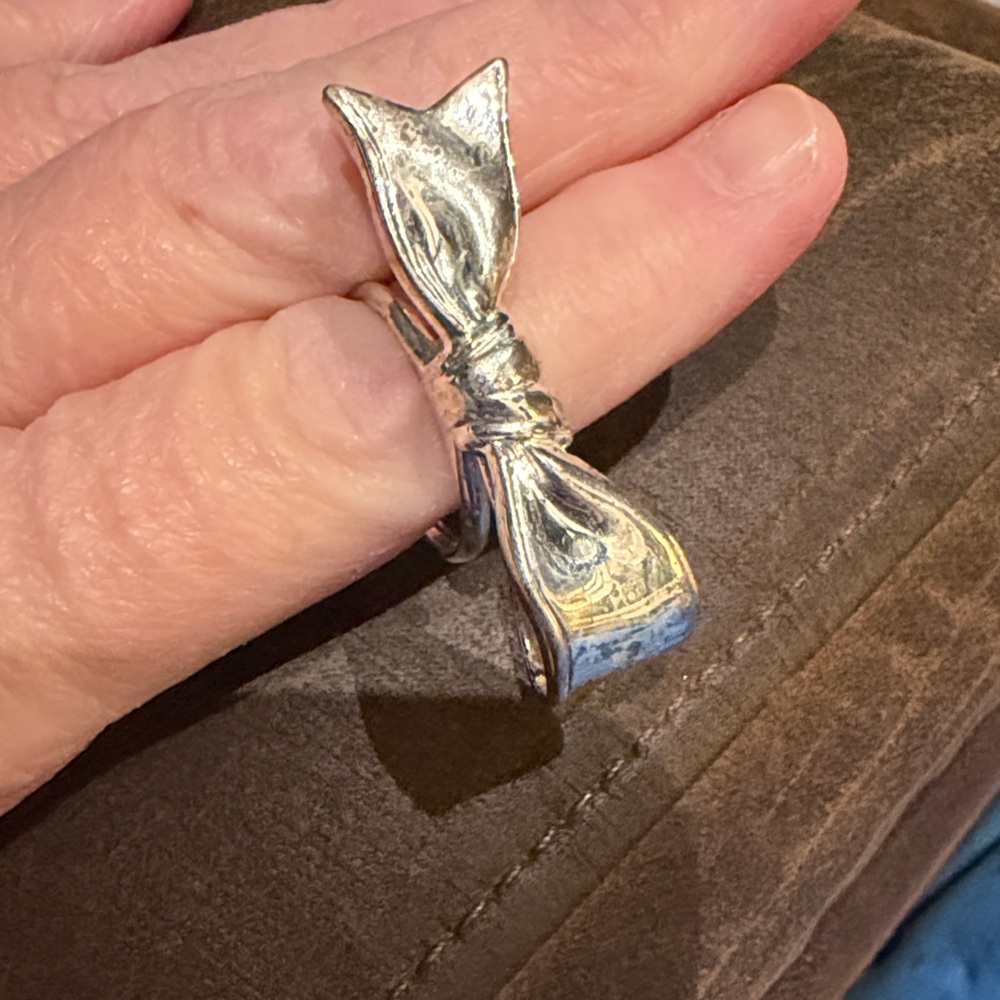 Beautiful Bow Ring - image 2